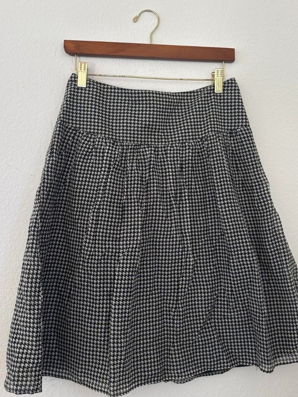 Vintage Banana Republic black & white houndstooth midi skirt with pockets.